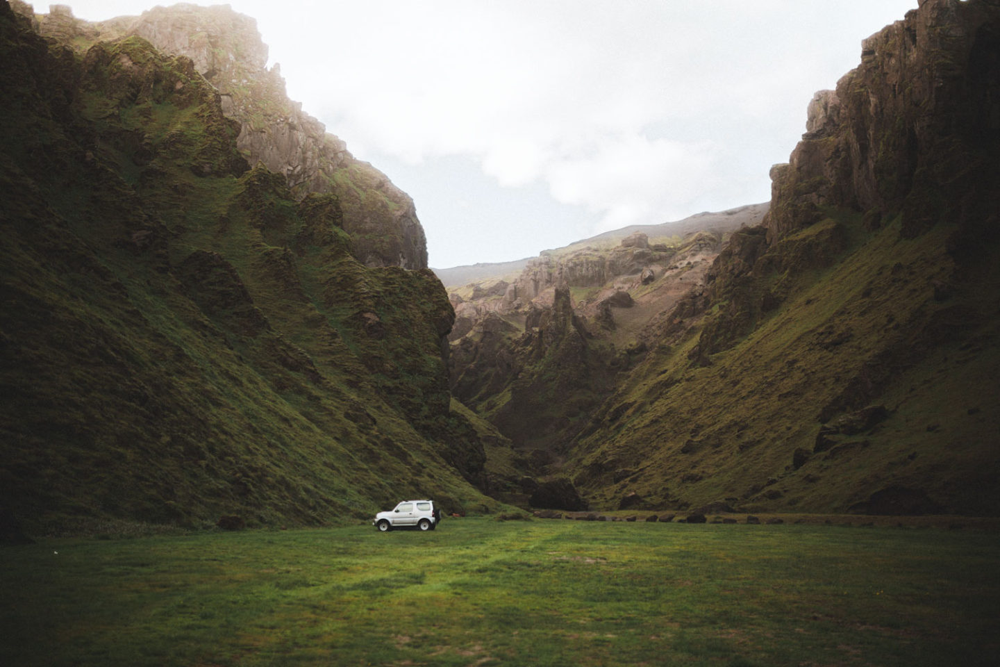 Hay muchos lugares estupendos para acampar en Islandia, pero he hecho todo el trabajo sucio por ti y he confeccionado una lista épica de los mejores campings de Islandia, incluyendo un camping especial de bonificación. Si estás planeando un itinerario en tienda de campaña o autocaravana por Islandia, no olvides añadir estos en tu viaje por carretera para poder empaparte de las mejores vistas y sitios de Islandia #icelandcamping #iceland #icelandtravel