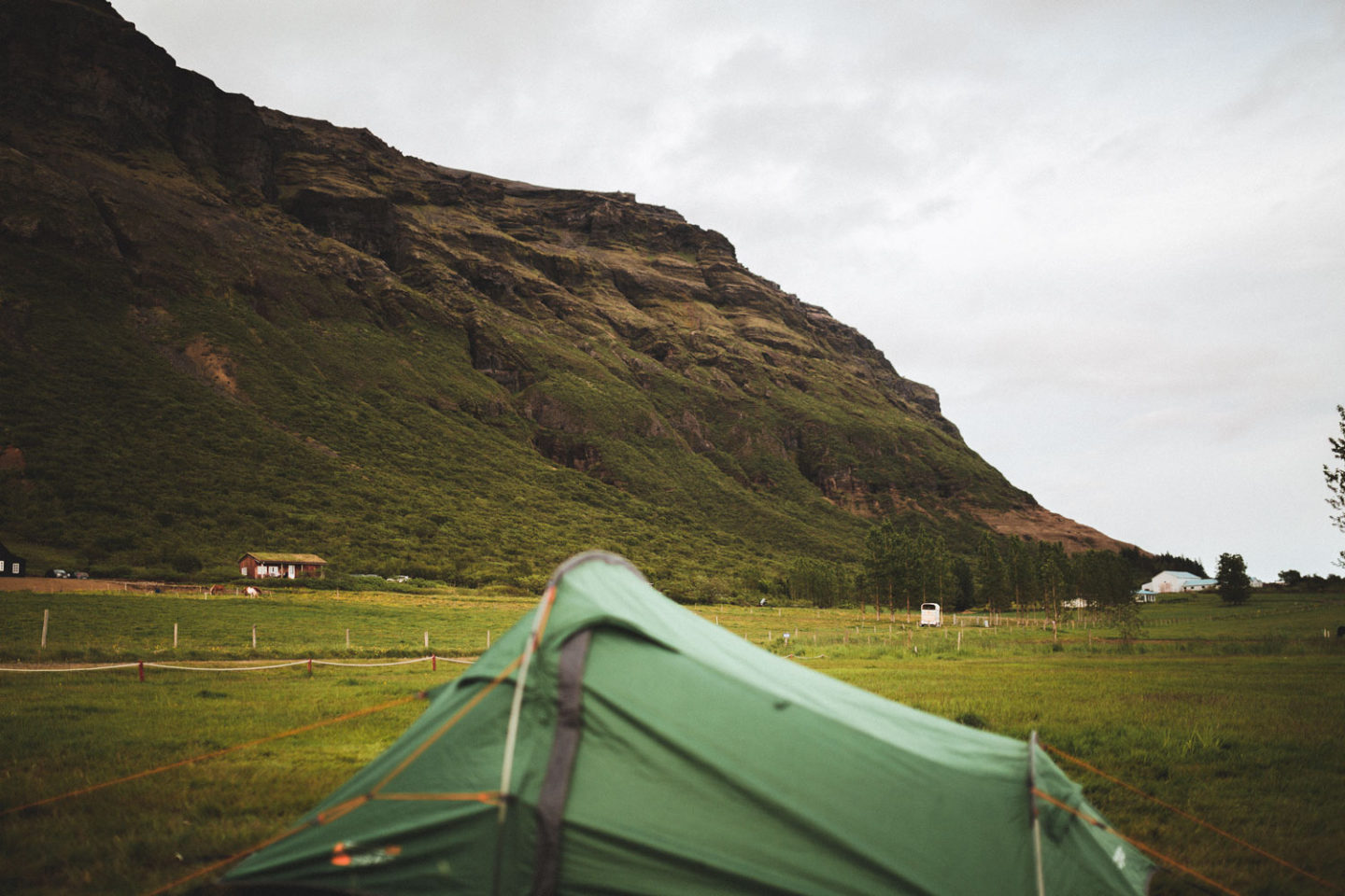 Er zijn veel geweldige plaatsen om te kamperen in IJsland, maar ik heb al het vuile werk voor u gedaan en een epische IJsland kampeerlijst gemaakt met alle beste campings in IJsland, inclusief een speciale bonuscamping. Als je een IJsland tent of camper route plant, vergeet dan niet om deze toe te voegen aan je road trip, zodat je kunt genieten van de beste uitzichten en bezienswaardigheden in IJsland #icelandcamping #iceland #icelandtravel