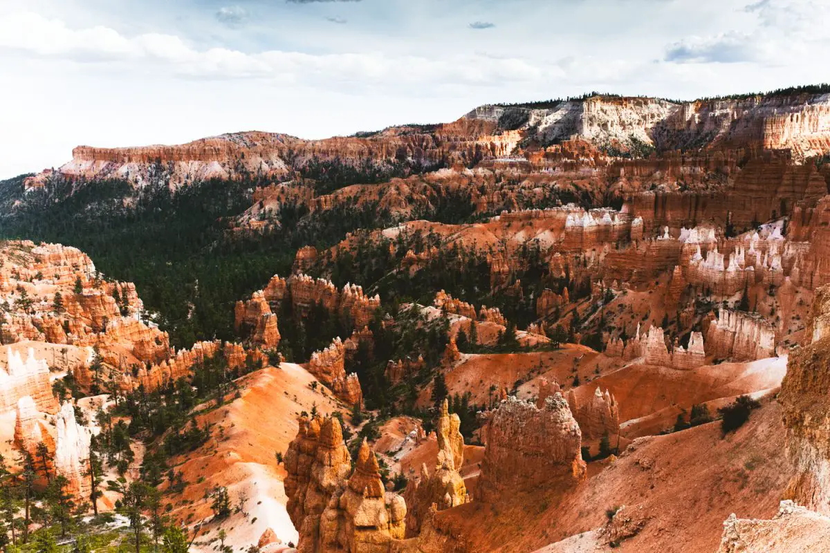 views over the Bryce Canyon Traverse hiking trail with hoodoos and pine trees