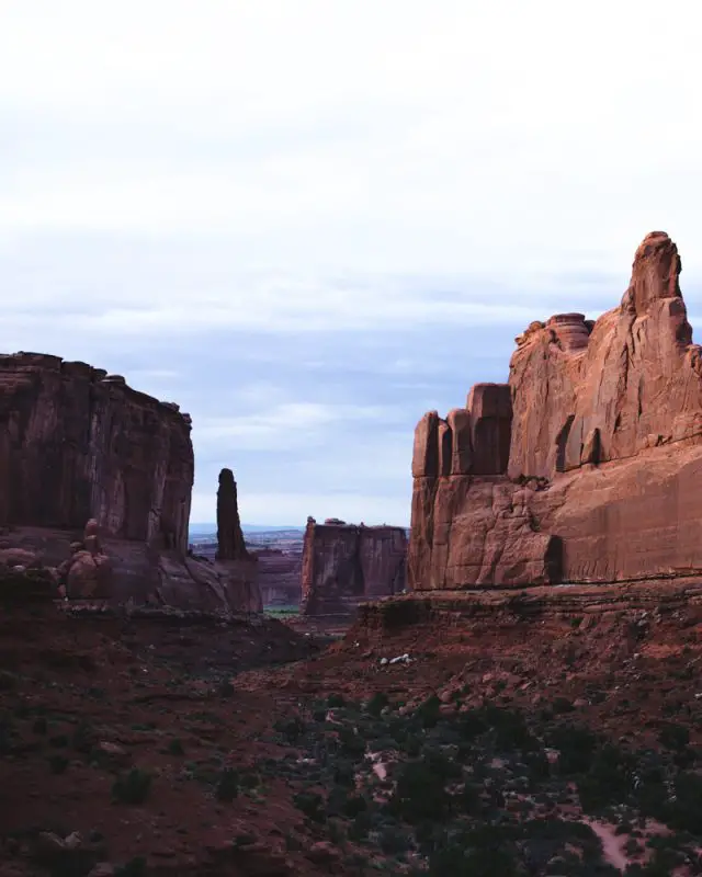 best hikes in arches national park, best hikes in arches, hikes in arches national park, hikes in arches, arches hikes, arches national park hikes, arches national park, park avenue trail, park avenue trailhead, windows section, windows loop, turret arch, moab, moab utah, utah national parks, utahs mighty five