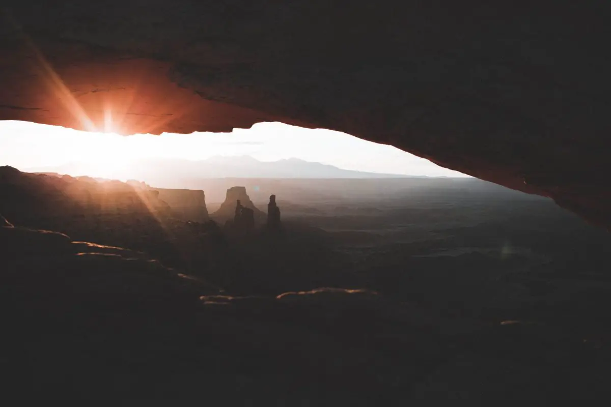 Explore the most beautiful parts of Canyonlands National Park with these scenic day hikes. THIS is the ultimate list of the best hikes in Canyonlands National Park! Stoke 100% guarunteed!
